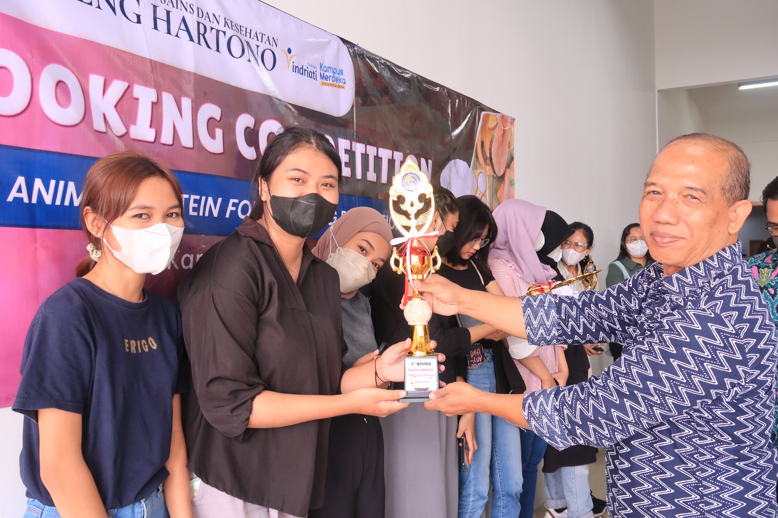 Pemberian Penghargaan oleh Bapak Soeparto